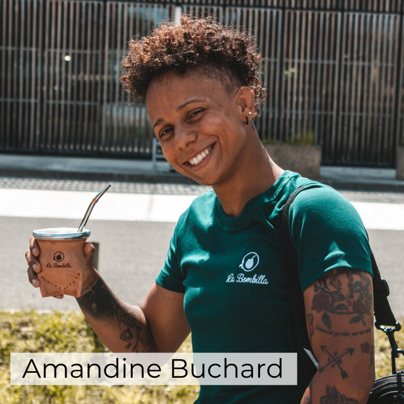 Amandine Buchard, championne Olympique de judo, en train de boire son maté dans sa calebasse en cuir La Bombilla